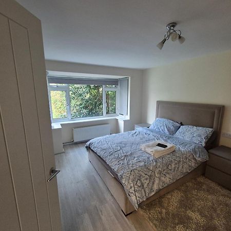 Lovely & Beautiful 2 Bed-Apartment In بورهاموود المظهر الخارجي الصورة