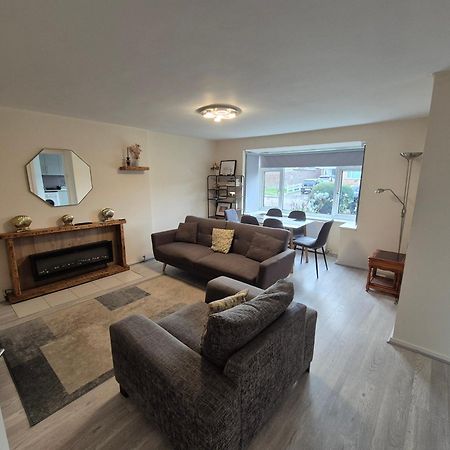Lovely & Beautiful 2 Bed-Apartment In بورهاموود المظهر الخارجي الصورة