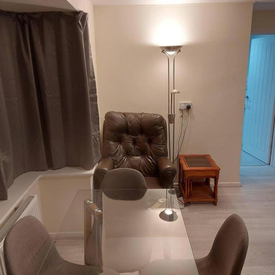Lovely & Beautiful 2 Bed-Apartment In بورهاموود المظهر الخارجي الصورة
