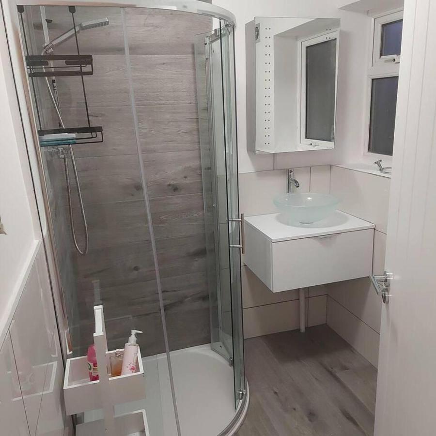 Lovely & Beautiful 2 Bed-Apartment In بورهاموود المظهر الخارجي الصورة