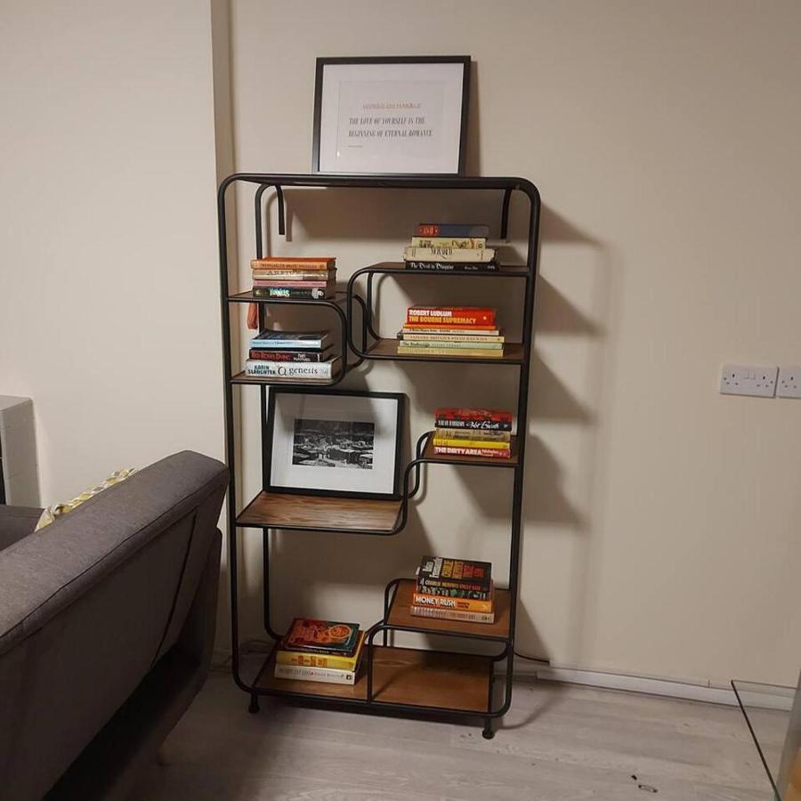 Lovely & Beautiful 2 Bed-Apartment In بورهاموود المظهر الخارجي الصورة