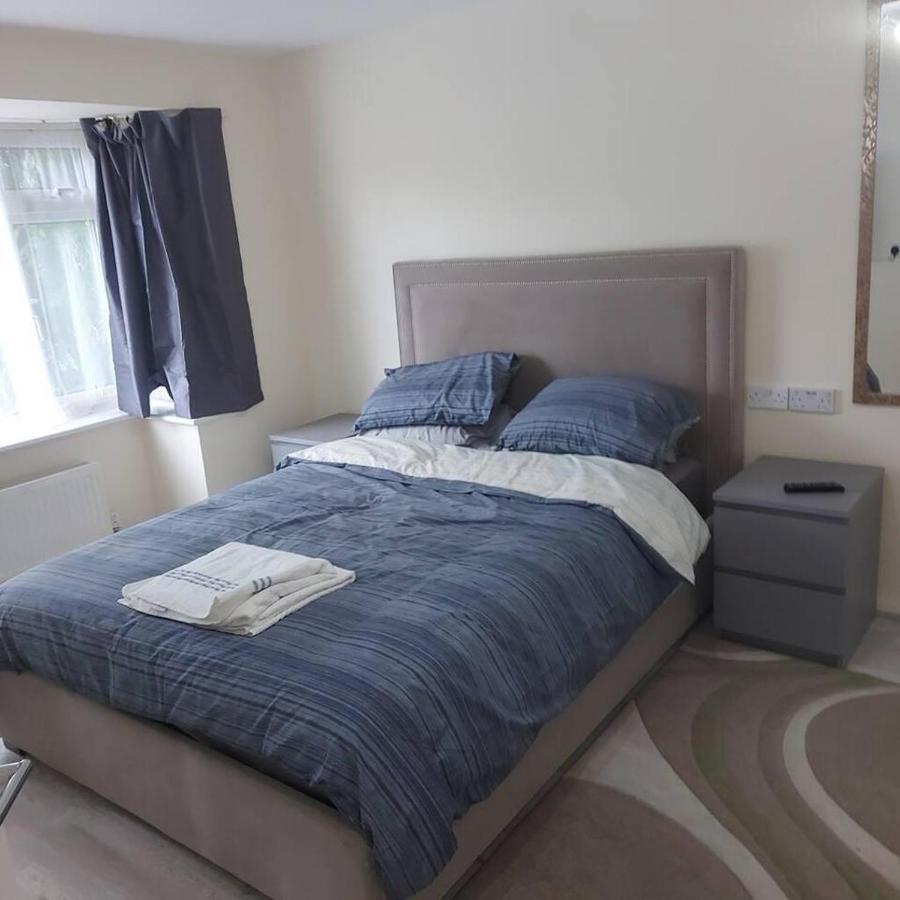 Lovely & Beautiful 2 Bed-Apartment In بورهاموود المظهر الخارجي الصورة