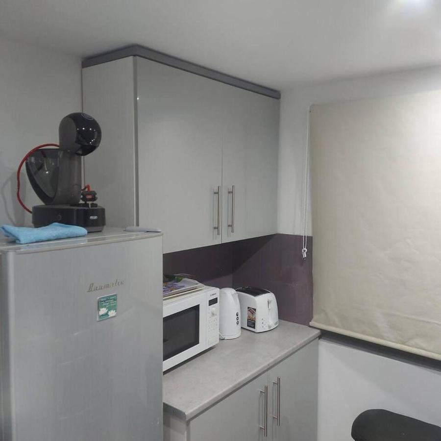 Lovely & Beautiful 2 Bed-Apartment In بورهاموود المظهر الخارجي الصورة
