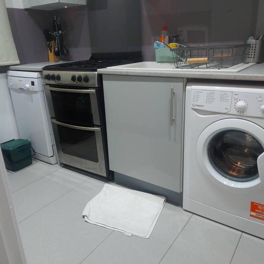 Lovely & Beautiful 2 Bed-Apartment In بورهاموود المظهر الخارجي الصورة