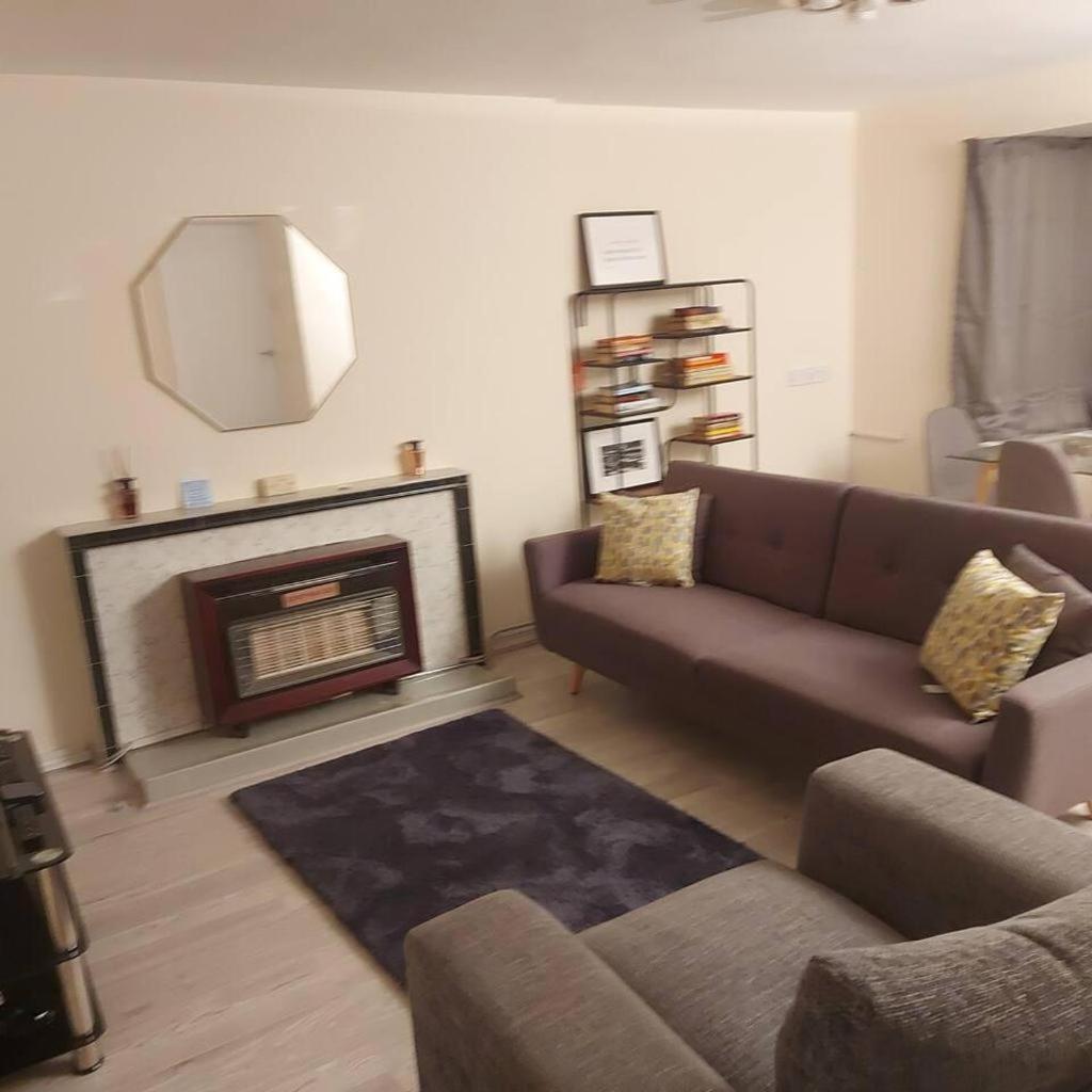 Lovely & Beautiful 2 Bed-Apartment In بورهاموود المظهر الخارجي الصورة