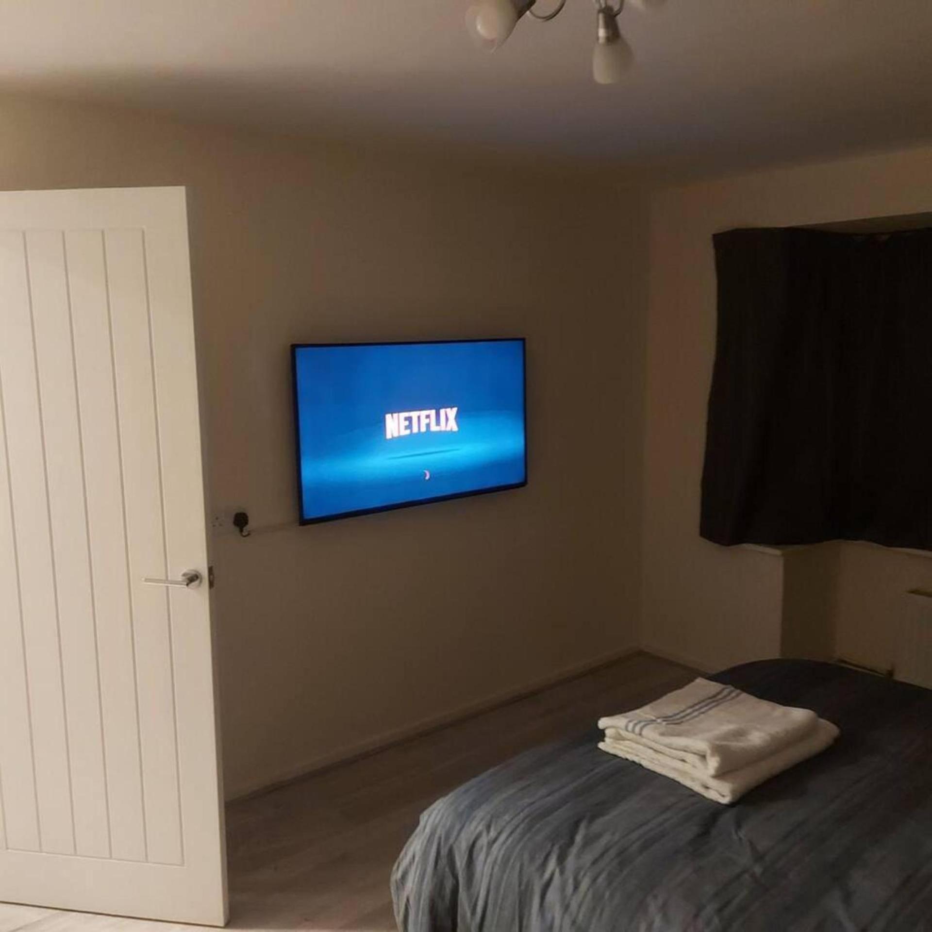 Lovely & Beautiful 2 Bed-Apartment In بورهاموود المظهر الخارجي الصورة