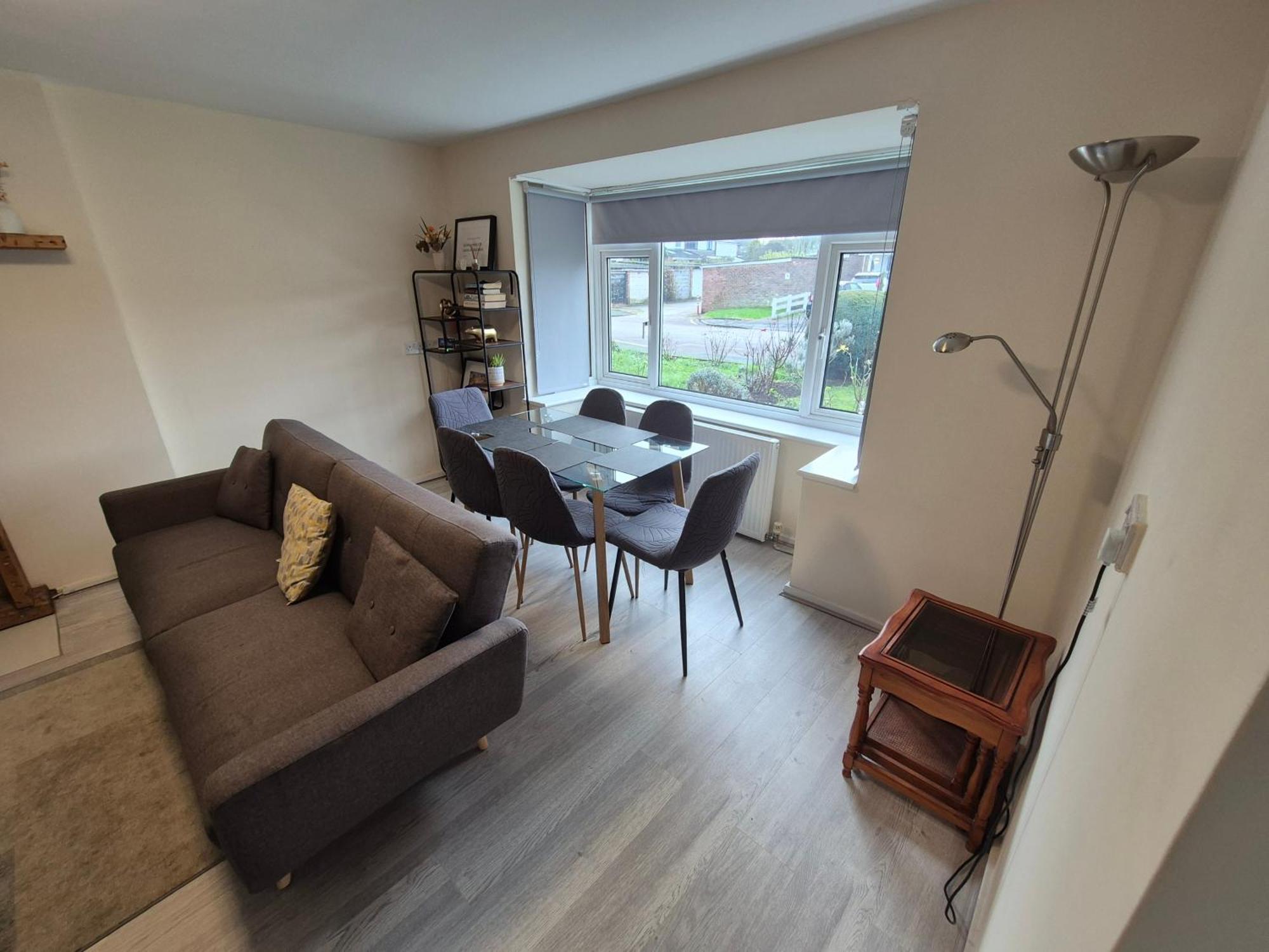 Lovely & Beautiful 2 Bed-Apartment In بورهاموود المظهر الخارجي الصورة