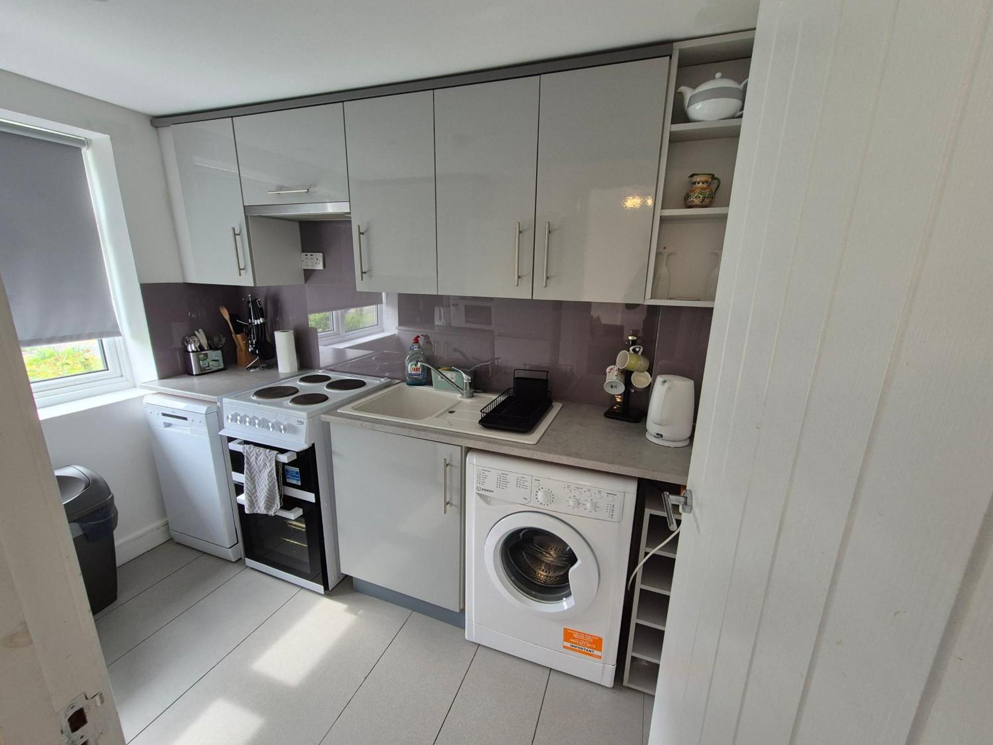 Lovely & Beautiful 2 Bed-Apartment In بورهاموود المظهر الخارجي الصورة