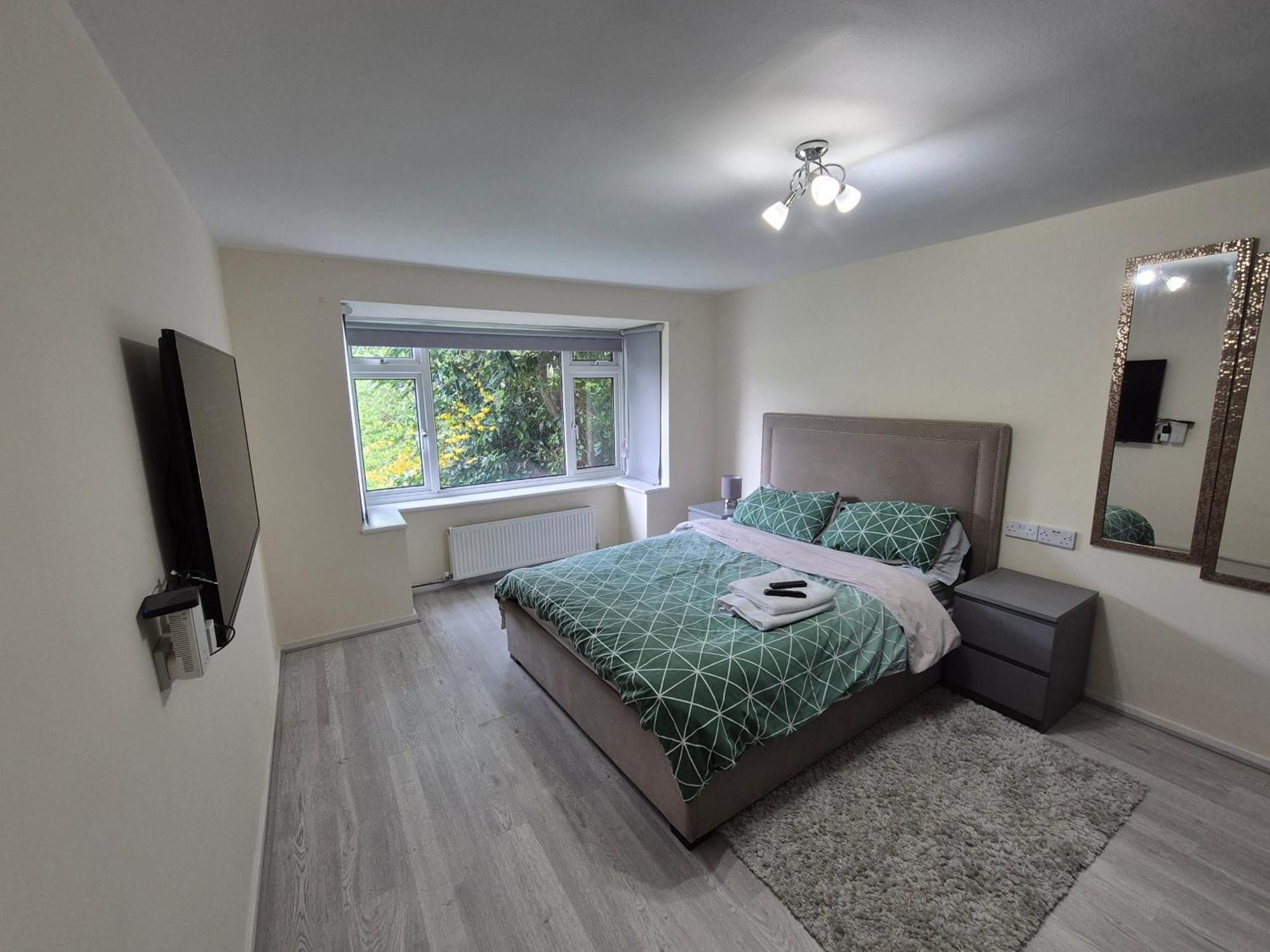 Lovely & Beautiful 2 Bed-Apartment In بورهاموود المظهر الخارجي الصورة